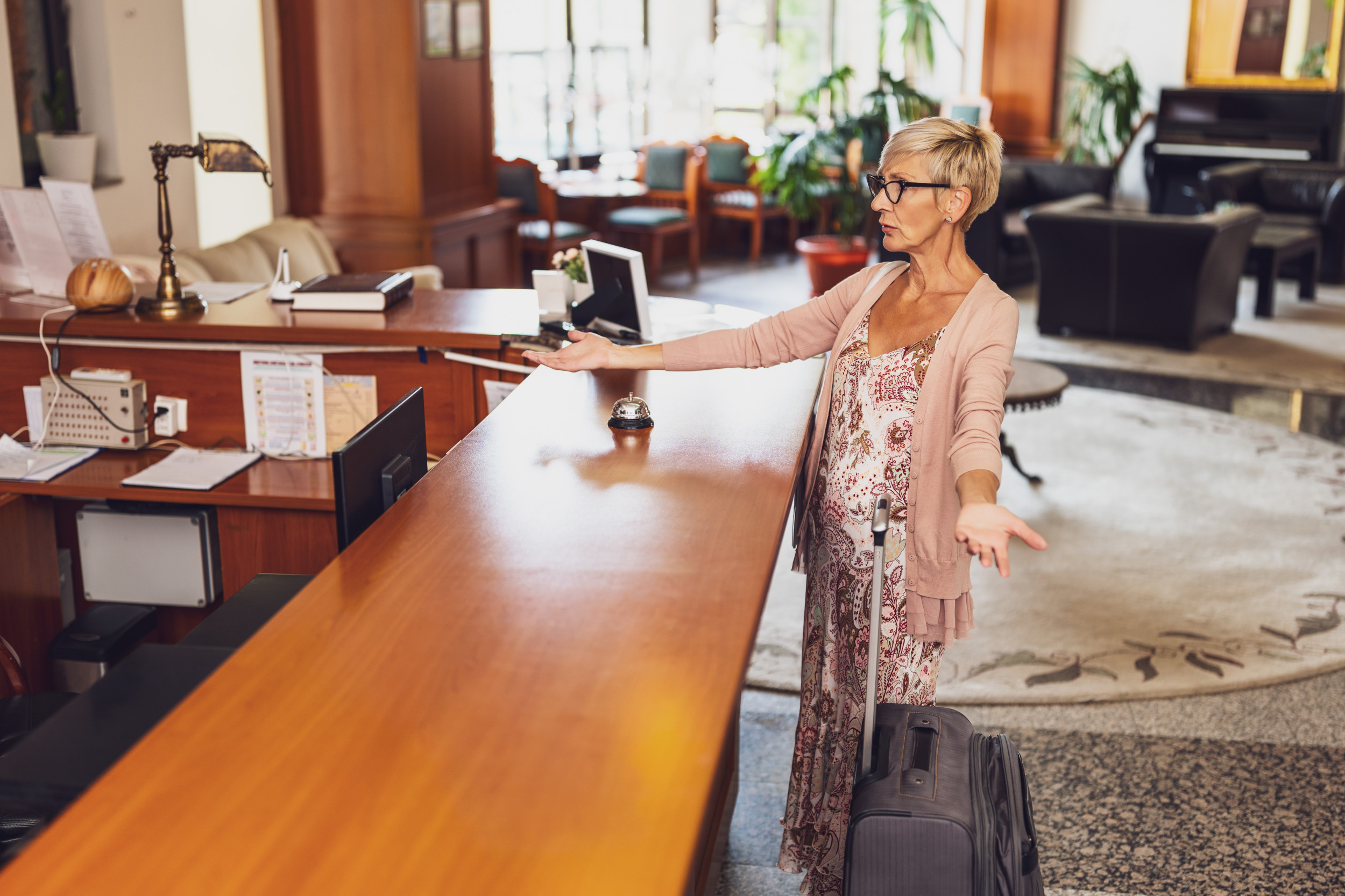 Hotel Guest Not Prepared for Reason They Overhear Stranger Demanding Refund: “I’m Still BAFFLED”