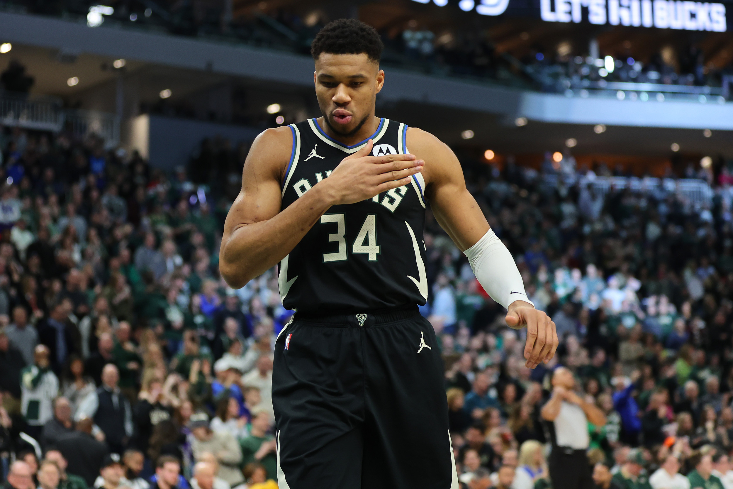 Contradictory Reports Emerge on Potential Giannis Antetokounmpo, Warriors Trade