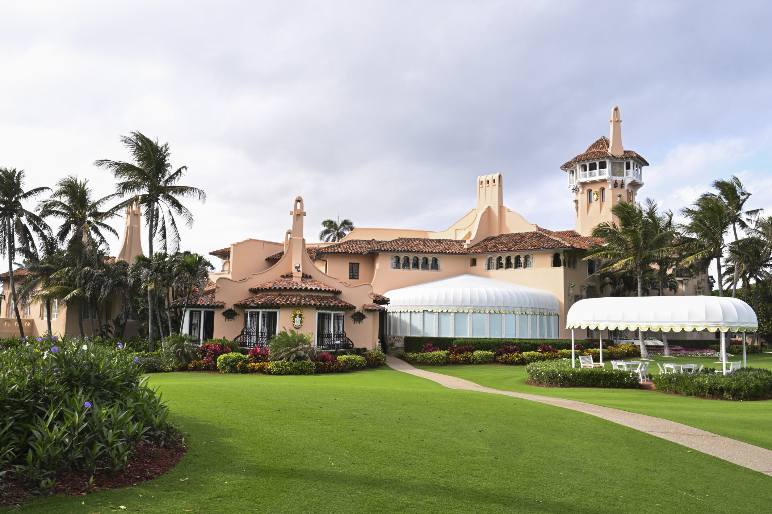 Democrats to Fly ‘Qatar-a-Lago’ Banner Near Trump’s Palm Beach Home