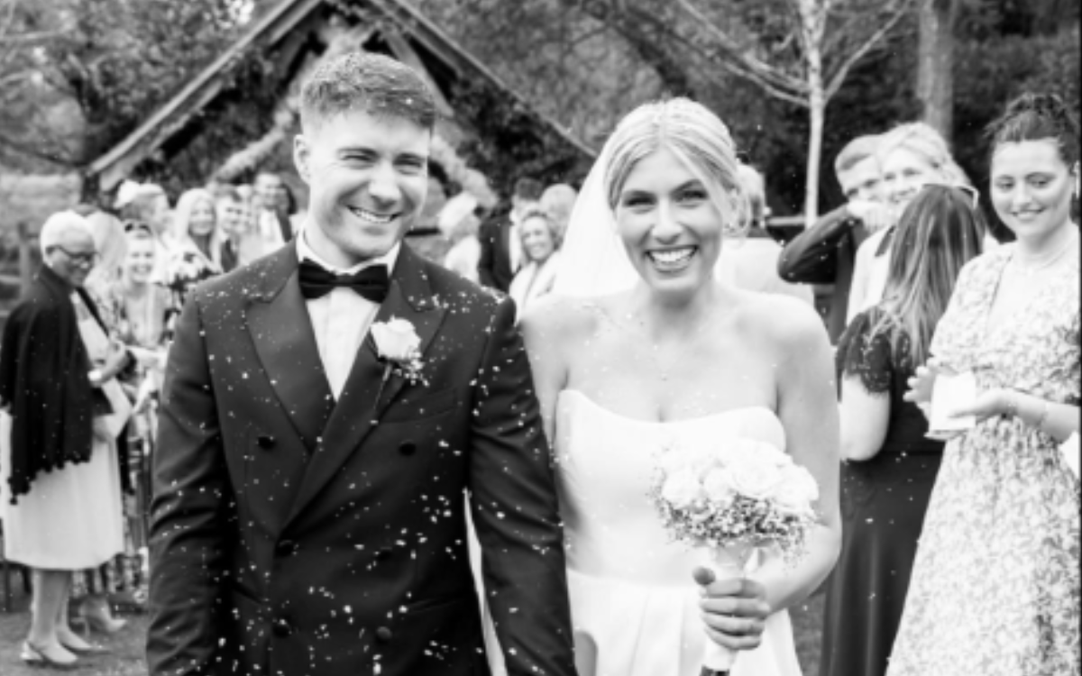 Man Hires Artist To Draw Wife on Wedding Day, Not Prepared for the Results