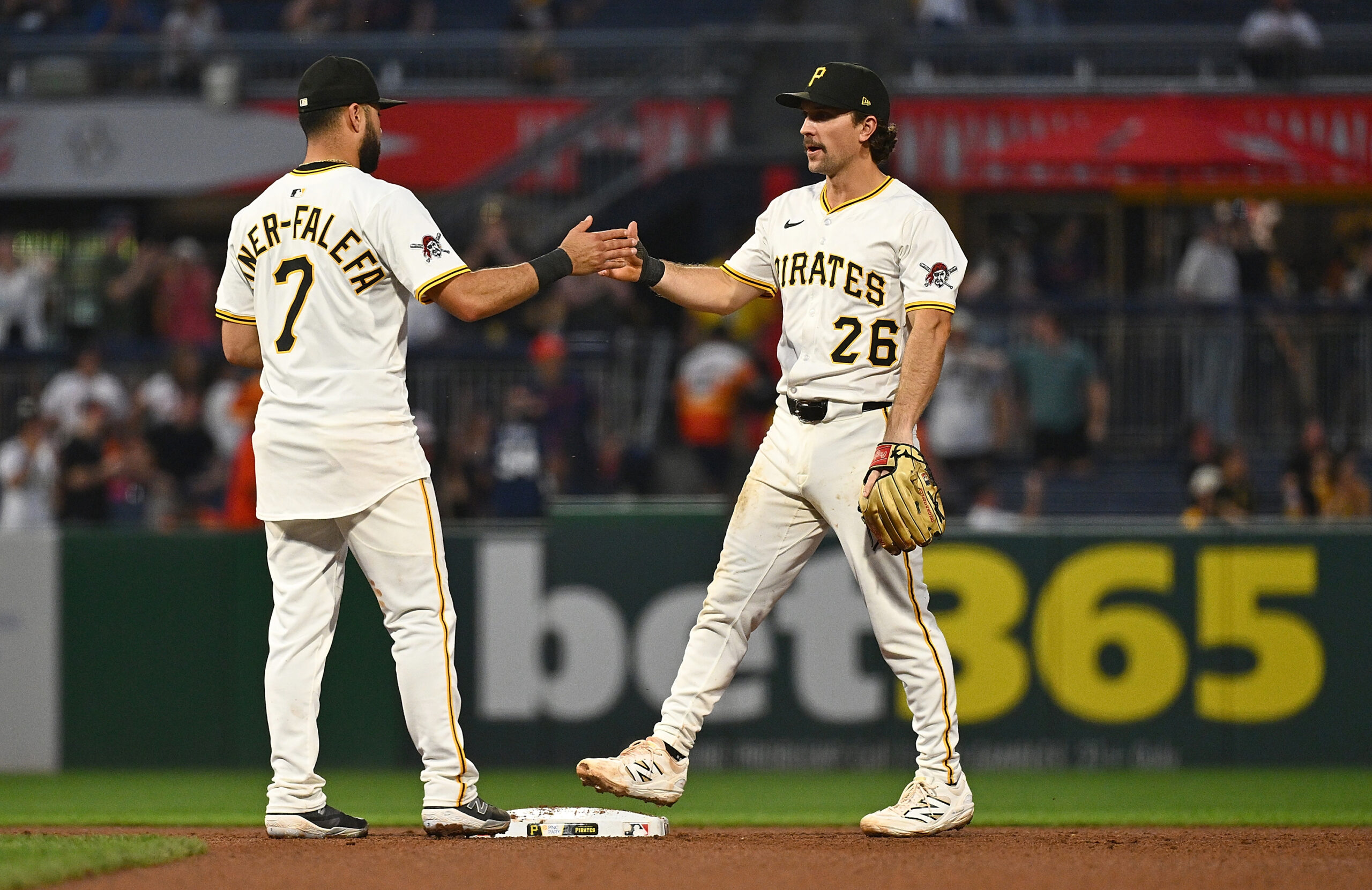 Giants Linked To Potential Trade With NL Club For $15 Million Infielder
